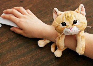 フェリシモ、もっちり子猫が腕に巻き付くアームレスト発売