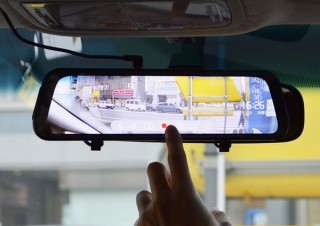 車のルームミラーがフロント/バックカメラのモニターになる「前後撮影ドライブレコーダー2」