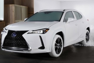 純白のタイヤを履いたレクサス、ナイキのエアフォース1をモデルに新SUV「UX」をアピール