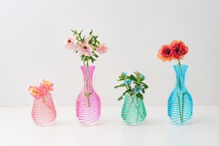 D-BROS、水を入れると立体になるビニール製の花瓶「フラワーベース」の新作デザインを発売