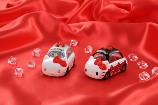 サンリオ、ハローキティ45周年記念デザインのトミカを発表