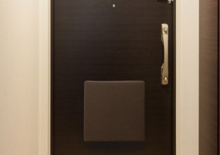 災害からの避難時に役立つ、玄関のドアに磁石でくっつけておける防災バッグ「OTE」