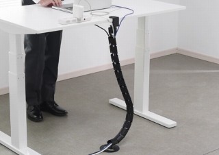 デスクの端にくっつける背骨のような構造でケーブルをすっきりまとめる「ケーブルカバー」発売
