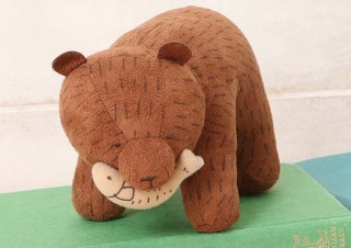 完売していた、あのふかふかの「木彫りのくまぬいぐるみ」全国規模での再販が決定
