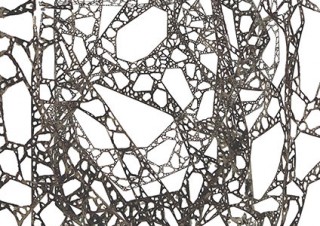 鉱物から生み出された金属で鑑賞者が中に入れる巨大な立体造形作品を作る川上りえ氏の個展がスタート