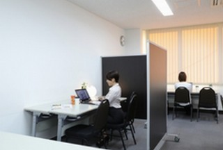 Web会議用に30分100円～でwi-fi・電源・複合機などが揃う「ひとり会議室」