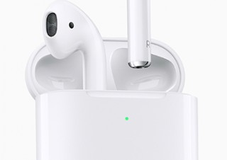 Apple、ワイヤレス充電ケースも選べるようになった新しい「AirPods」を発売