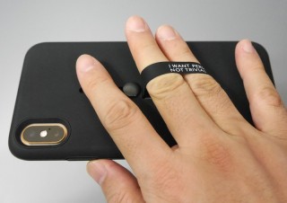 ありそうでなかった？ 無接点充電もSUICAも使えて、指を通して持てるiPhoneケース