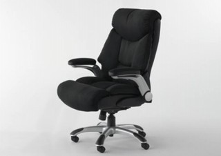 デスクの前でソファーのような座り心地、極厚クッションを備える「リクライニングチェア」