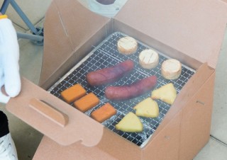DCM、シンプルな見た目のダンボール製使い捨て燻製器を発売