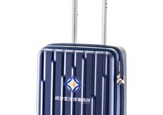 カプコン、「逆転裁判」成歩堂法律事務所のロゴ入りキャリーケースが登場