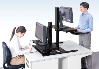 キングジム、座っても立っても作業できるデスク用昇降台を発売
