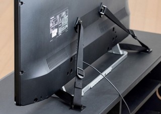 まだテレビの地震対策をしていない方へ、ベルトとテープで固定する「テレビ用耐震ベルト」発売