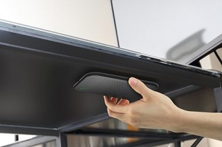 机の裏側に設置する、見えないワイヤレス充電器「deskHack」登場。厚さ32mmまで可能！