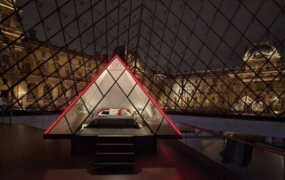 ルーブル美術館のピラミッドで寝る夜、食事はモナ・リザやミロのヴィーナスと共に