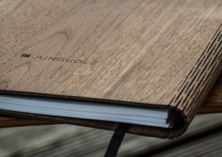 しなやかに曲がり、ノートにフィットする木製ノートカバー「WoodBook」予約販売開始