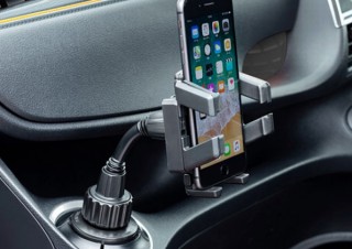 ドリンクホルダーにスポッと固定できる「スマートフォン用車載ホルダー」発売