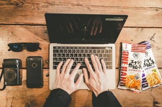 パソコン作業中に食べても手が汚れないパッケージデザインのスナック菓子「ワンハンド」が刷新