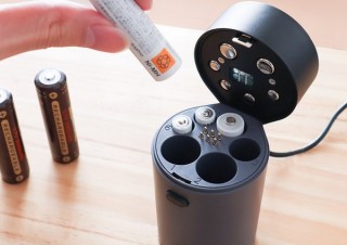入れやすさに特化した縦置きの電池充電器「充電ポット」発売、サンコーから