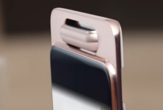 サムスン、スマホからカメラがせり出しスコアボード風に回転するユニークな「Galaxy A80」発表