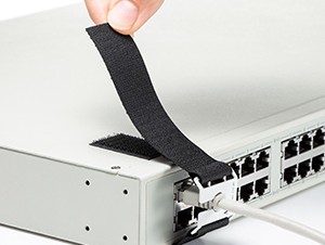 サンワサプライ、コネクターやプラグを固定できるロックベルトを発売