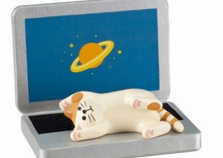 いろいろなシーンで“邪魔”をする猫をモチーフにした「じゃま猫スマホスタンド」発売