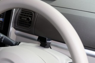 ドライバーの居眠り運転を防止する「居眠りウォッチャーひとみちゃんmini」が発売