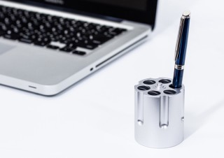 上海問屋、アルミ製で重厚感のある回転式弾倉型ペン立てを発売