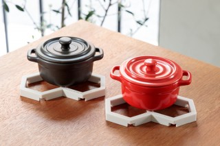 SOLCION、置く物に合わせて形状を変えられるシリコーン製の鍋敷き発売