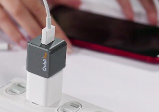 iPhoneとアダプタの間に挟むだけで写真や動画、連絡先をバックアップできる「Qubii Pro」