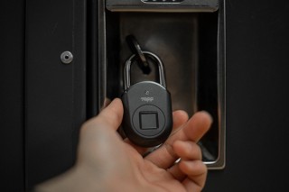 SB C&S、指紋認証やアプリで開錠できるスマート南京錠Tapplock lite発売
