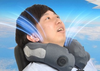 旅行グッズの定番ネックピローに蒸れないファンを搭載した「ファンで爽快ネックピロー」