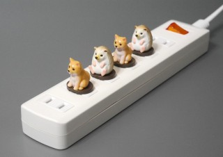 ただかわいいだけじゃない、トラッキング火災を防止する動物コンセントキャップ