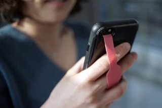 DISCOVER、スマホとケースの間に挟み込んで本体の落下を防止する「YAP！band」を発売