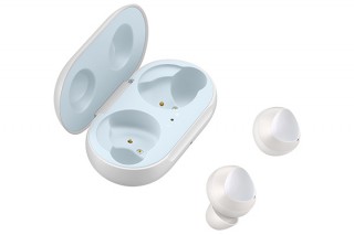 サムスン、最大13時間の音楽再生が可能な完全ワイヤレスイヤホンGalaxy Buds発売