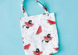 フェリシモ、ハチワレ猫とスイカがコラボしたデザインのバッグとワンピースを発売