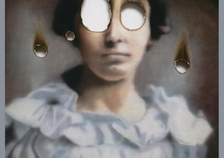 描き終わった人物の目を燃やすことで作品としている倉崎稜希氏の個展「Traces Of The Soul」