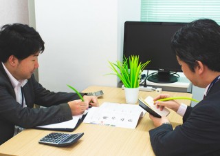 上海問屋、一目では観葉植物と見分けがつかないボールペンセット「デスクトップ草」を発売