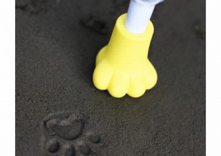 猫の足跡を傘の先っぽでペタペタと再現できる、梅雨を楽しく過ごせる「肉球スタンプ」