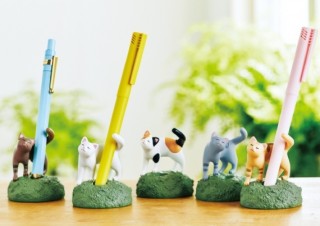 フェリシモ、ネコがすり寄り甘えるデザインのペンスタンドを発売