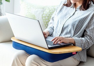 ノートPCをのせて作業したりお弁当を食べたり、枕にもなる「膝上テーブル」発売
