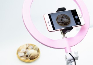 上海問屋、真上からブツ撮りするための「俯瞰(ふかん)撮影用LED付きスマホスタンド」発売