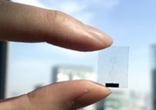 ドコモ、次世代高速通信に対応する指先大の「ガラス一体型5Gアンテナ」で実証実験に成功