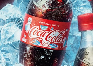 コカ・コーラ、冷やすとラベルの色が変わる「コールドサインデザイン」のボトル・缶を限定発売