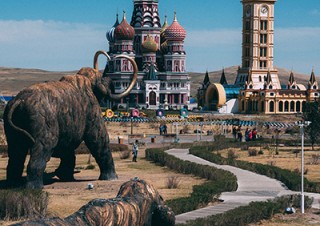 エプソンスクエア丸の内のオープン記念で佐藤健寿氏の写真展「WUNDER II」が開催