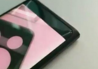 OPPO、見た目では全く分からないスマホディスプレイ下層に埋め込んだカメラを発表
