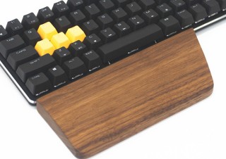 上海問屋、ゲーム操作に適した左手専用の木製パームレストを発売