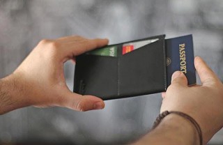 パスポートと搭乗券をスッキリと持ち運ぶ、ミニマリズムを追求したパスポート専用財布「Dash Travel Wallet」