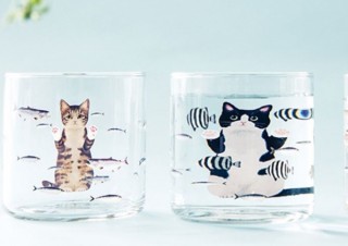 猫のちょっとした習性、水槽のお魚さんを覗き込む姿を写した「猫さん夢の水族館グラス」発売