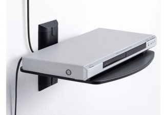 壁面にスチール製の棚を後付けして、スピーカーやDVDプレイヤーを置ける「壁掛けラック」